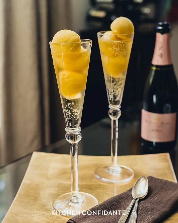 Tropical spritz коктейль. Просекко + мороженое коктейль. Необычная подача коктейлей. Коктейль шампанское. Коктейли с шампанским рецепты.