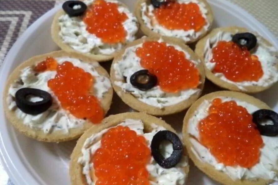Тарталетки с красной икрой и творожным сыром. Корзиночки с икрой. Творожный сыр для тарталеток с икрой. Тарталетки с лососем тар тар. Тарталетки с икрой и маслом.