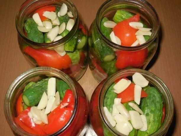 Маринованные огурцы и помидоры. Лечо с огурцами. Маринованные огурцы с помидорами и перцем болгарским. Салат на зиму из огурцов и помидоро. Салат из огурцов и помидоров на зиму.