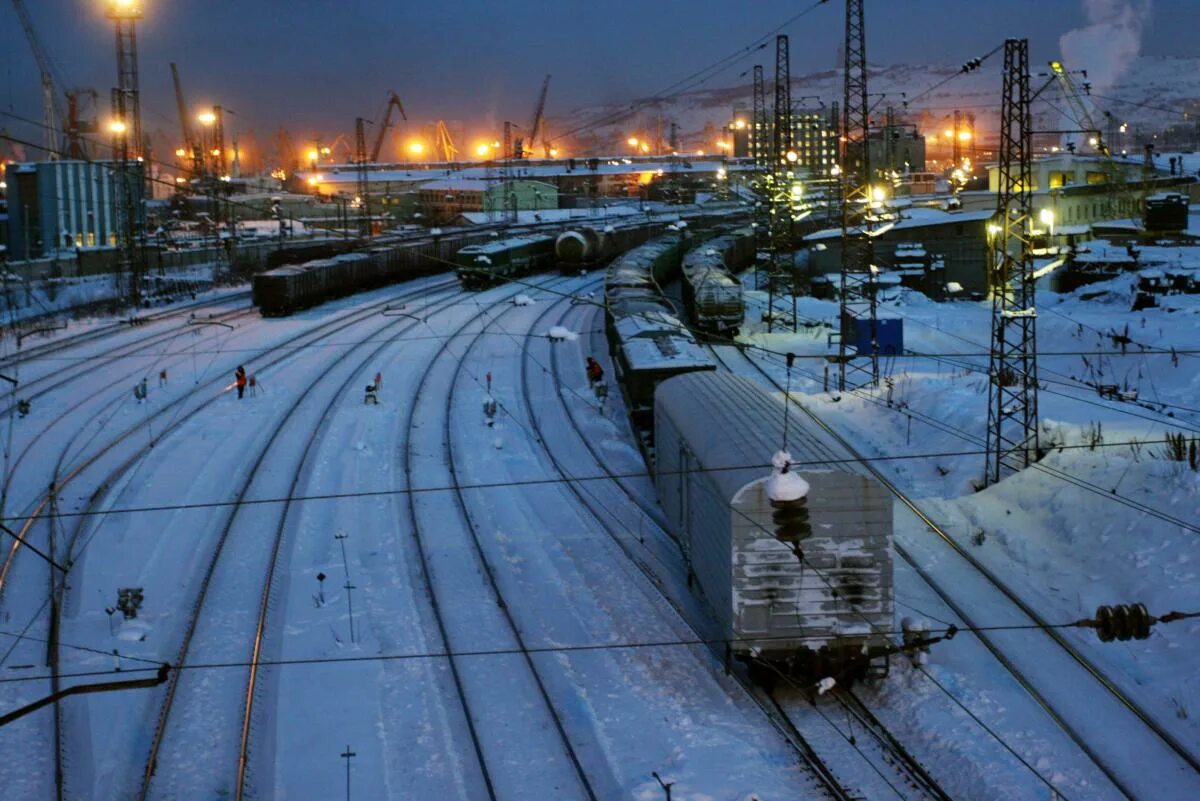 Поезд оленегорск мурманск. Октябрьская железная дорога Мурманск. Оленегорск Мурманская область вокзал. Ж.Д. станция Мурманск. Оленегорск Мурманская область ЖД станция.