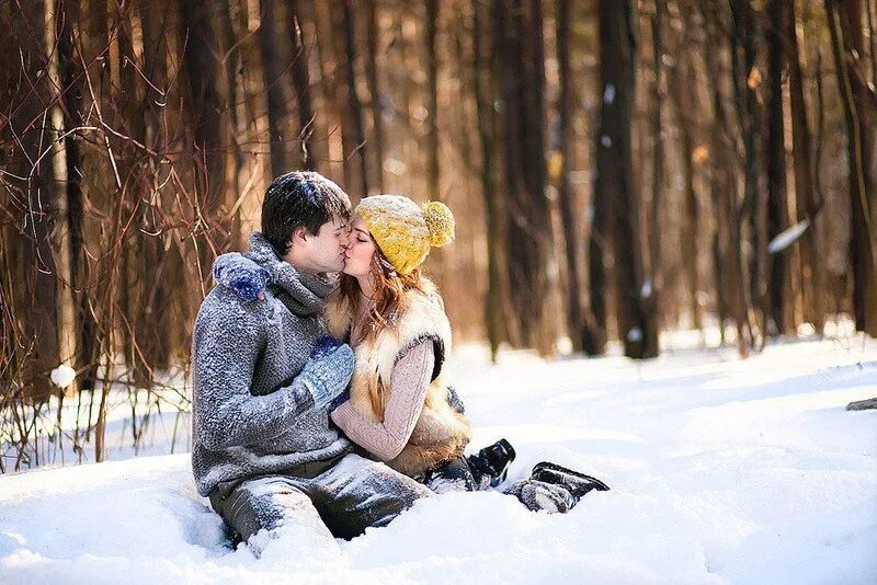Идеи для свиданий зимой. Влюбленные в зимнем лесу. романтическая фотосессия в зимнем лесу. фотосессия лав стори в лесу зимой. парень с девушкой в зимнем лесу.