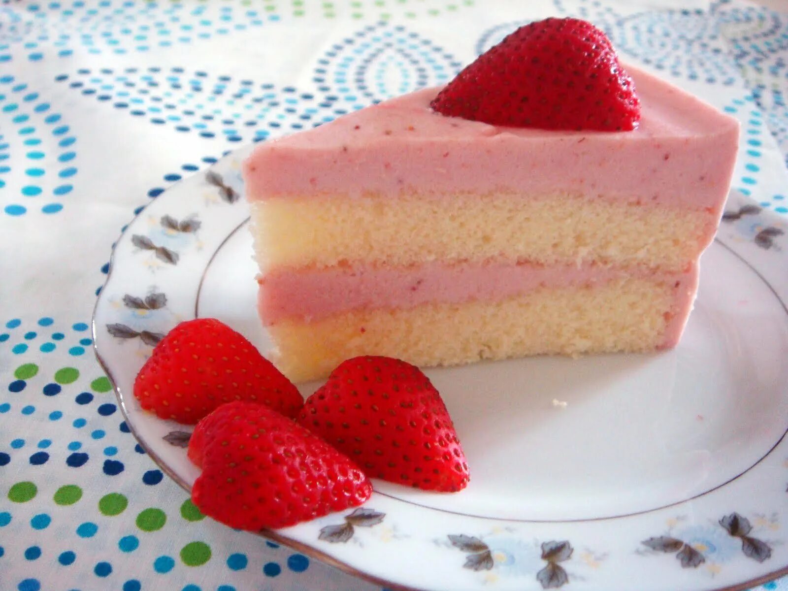 Конфи для торта рецепт с крахмалом. Strawberry Mousse Cake. Торт с клубничным муссом. Конфи из клубники для торта. Клубничное суфле для торта.