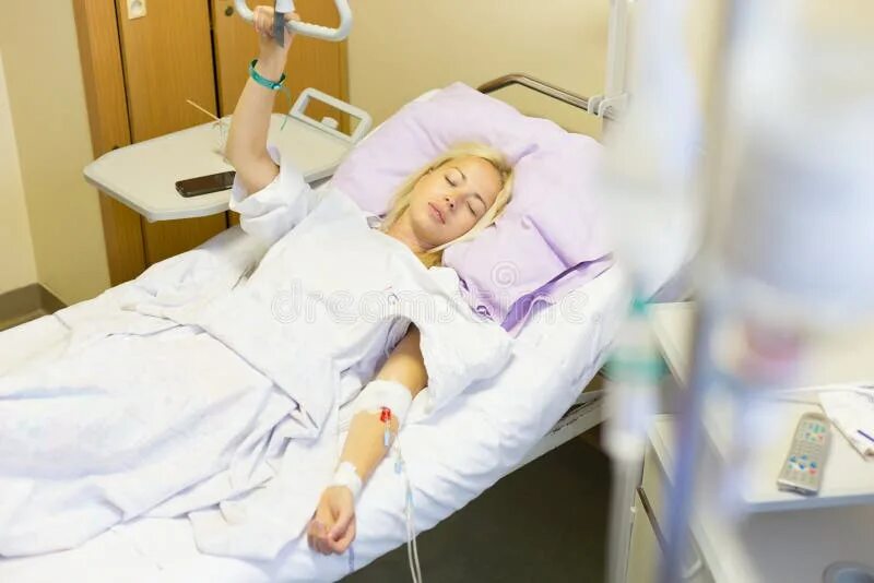 Долго лежишь в постели. В больнице после операции.