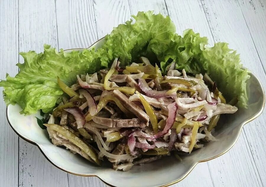 Салат с мясом соломкой. Мясной салат соломкой. Салат шахтёрский с солёными огурцами. Салат шахтёрский с солёными огурцами. Салат мясной с говядиной и солеными огурцами.