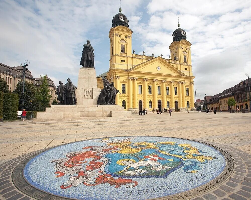 Debrecen. Debrecen Венгрия. Дебрецен Венгрия достопримечательности. Площадь Кечкемет Венгрия памятники. Сквер в городе Дебрецен.