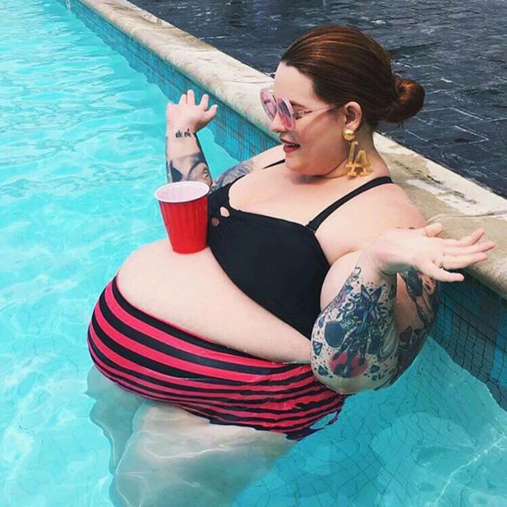 Толстуха в бассейне. Тесс Холидей 2020. Tess Holliday в купальнике. Тесс Холидей фото. Тесс Холидей 2022.