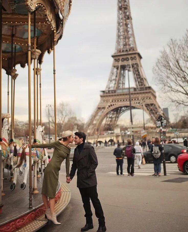 Как ведут себя французы. Эйфелева башня в Париже. Париж люди. Вид на Эйфелеву башню. Туристы во Франции.