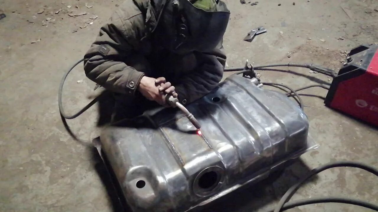 Как заварить бак из под солярки. Сварув топливногобака. сварка топливного бака. сварка топливных баков. топливный бак сварной.