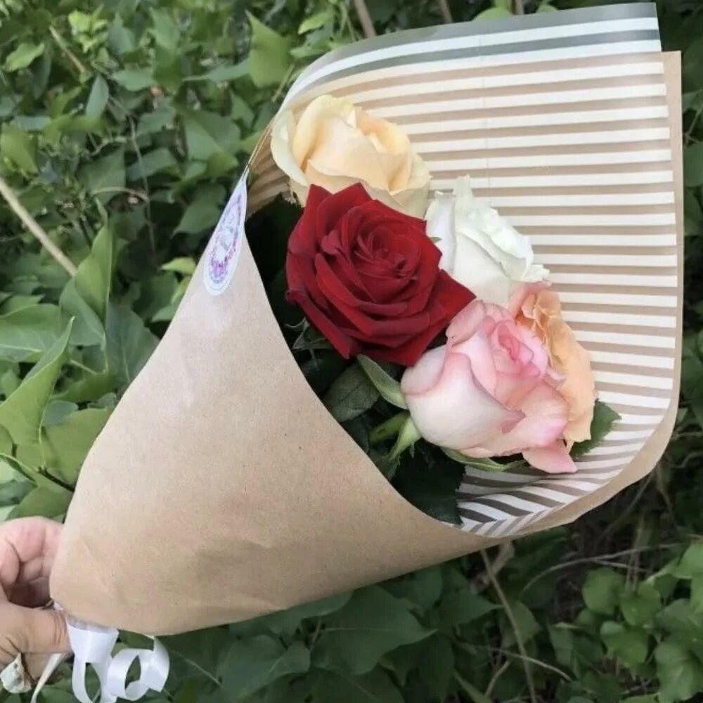 Букет из пяти роз. Букет из 5 роз. Букет роз в упаковочной бумаге. Упаковать букет из 5 роз.