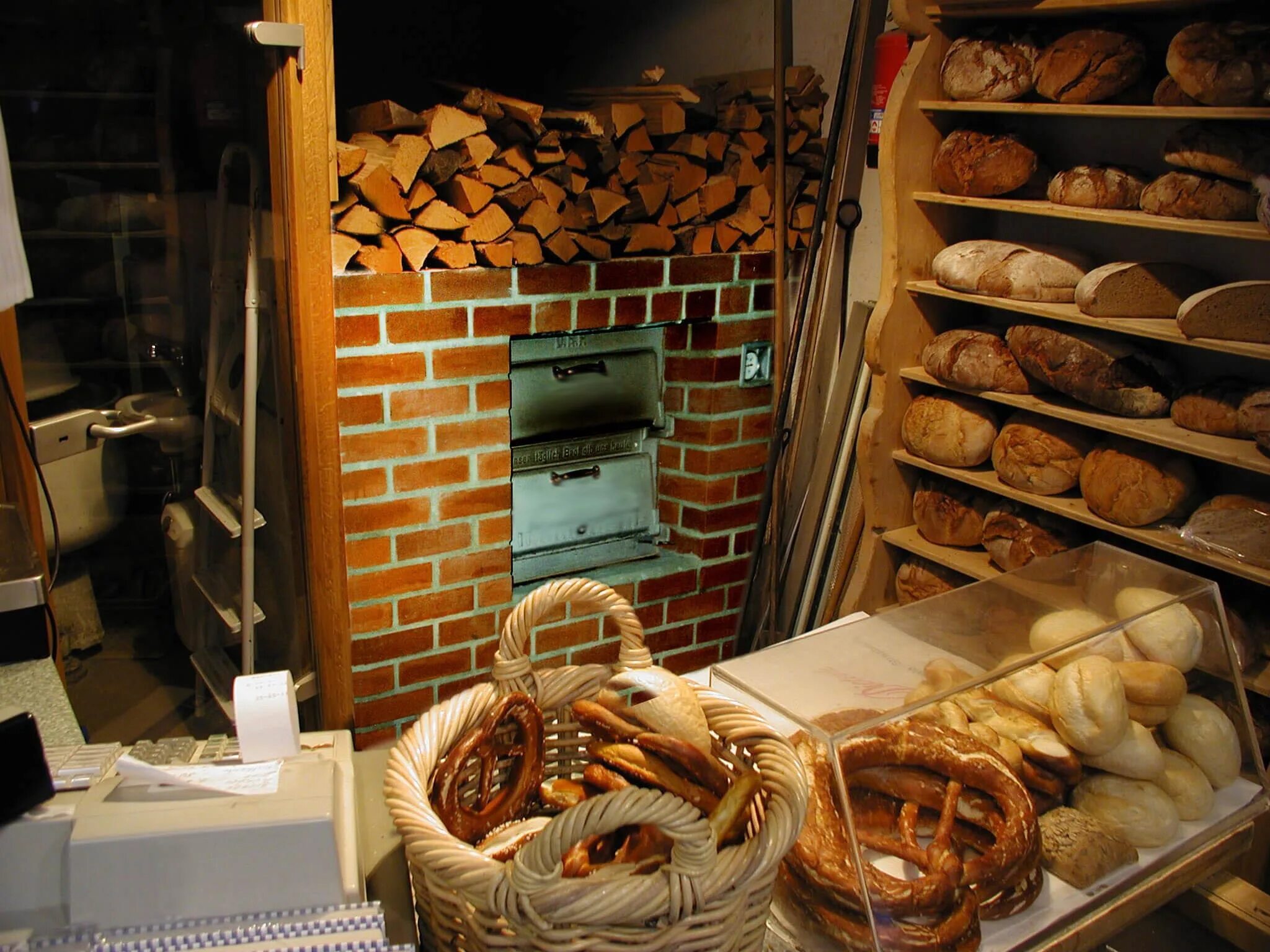 Купи пеки хабаровск. Ремесленная пекарня пекарь печь. Мини пекарня на дровах. Мини пекарни для выпечки хлеба. Пекарня пекут хлеб.