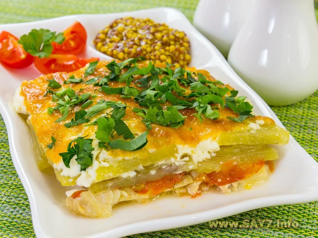 Рыба под сырной корочкой. Минтай с картошечкой в духовке. Рыба в духовке с майонезом. Рыба под сыром. Рыба под майонезом фото.