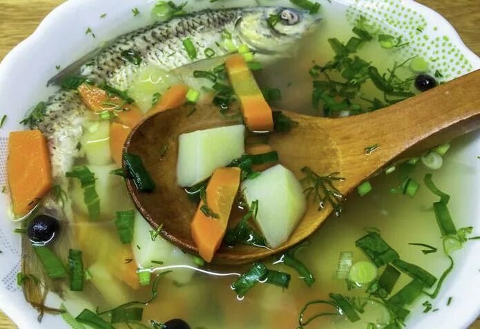 Уха из плотвы. Уха из чебака. рыбный суп из плотвы. суп уха с плотвы.