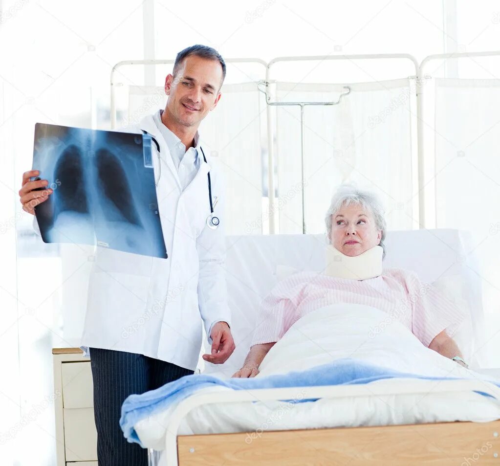 Больной подобрать. Врач и пациент рентген. Доктор показывает снимок. Доктор показывает рентген. Пациент на рентгене.