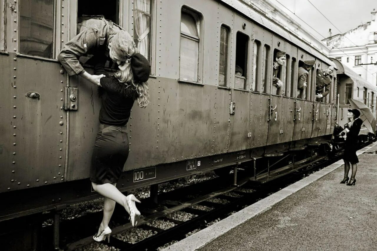 Встреча поезда. Встреча на вокзале. Девушка провожает поезд. Расставание на вокзале.