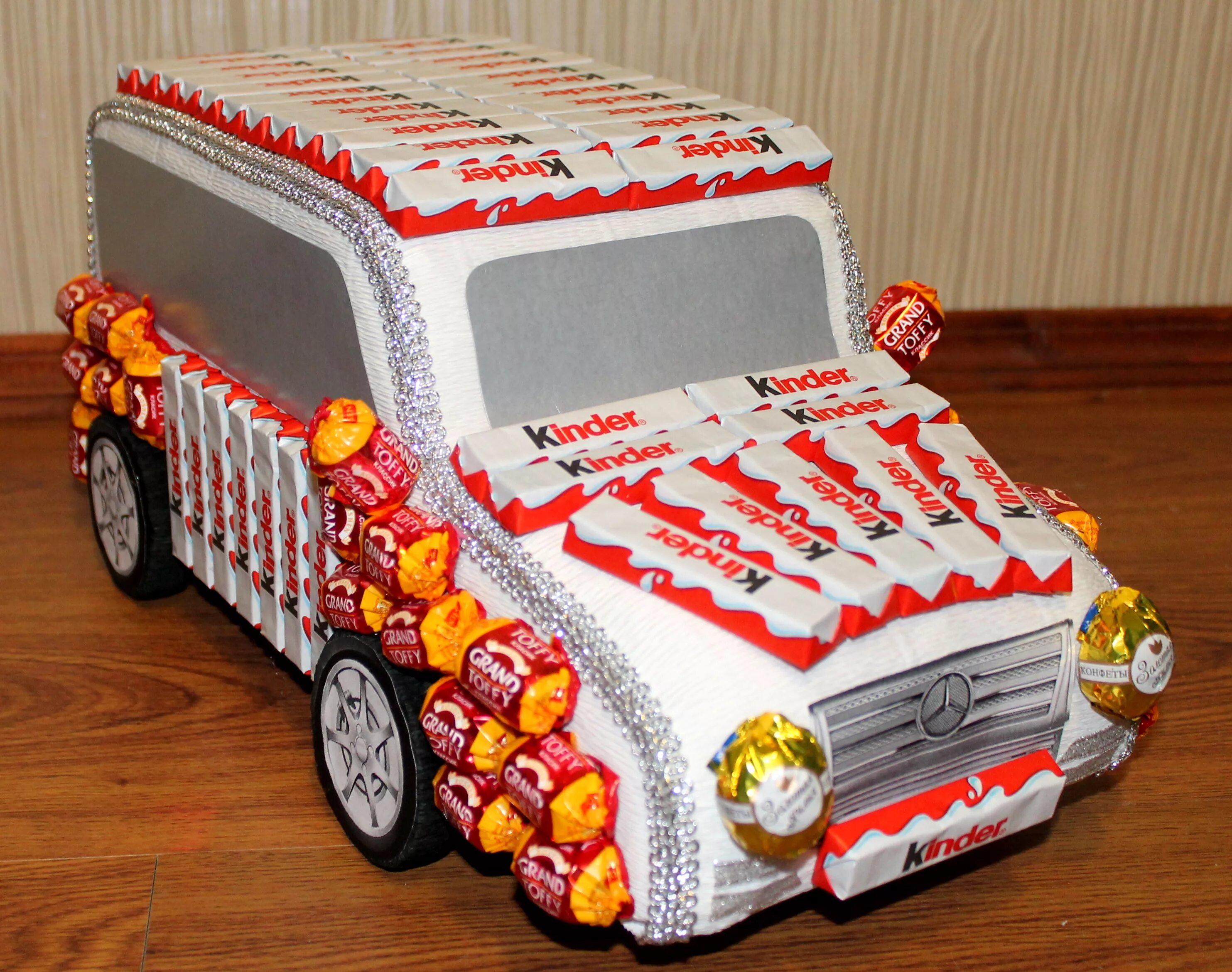 машины сладости. машинка из сникерсов. машинка из конфет киндер. машинка из конфет. машины сладости.