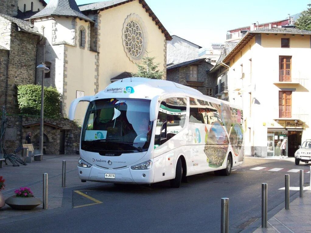 Автобусный тур в грузию из минска. Туристический автобус. Автобус Андорра. Туристический автобус в Грузии. Общественный транспорт Андорра.