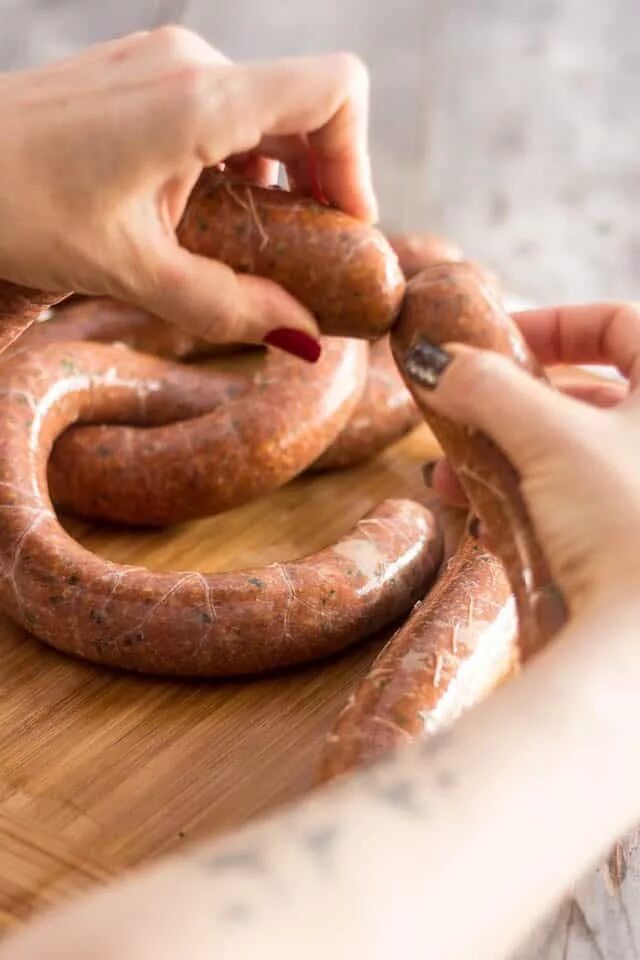 Как жарят свиные купаты. Купаты. колбаса в виде руки. купаты приготовление. колбаски в духовке.