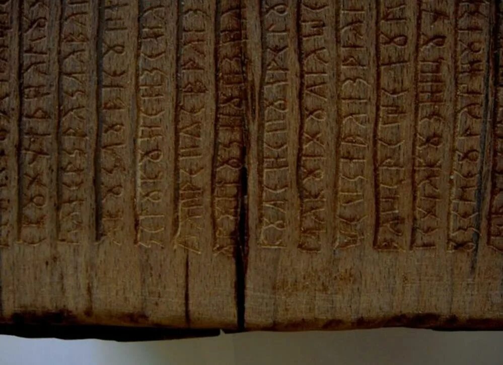 Письменный памятник древней. Древние письменные памятники. Письменный памятник древней. Письменные памятники культуры древней руси. Первые письменные памятники.