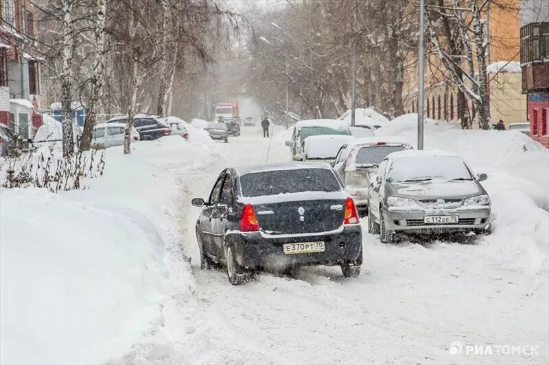 В следствии снежных заносов. Снегопад. Снежные заносы. Занос на дороге. Снежный затор на дороге.