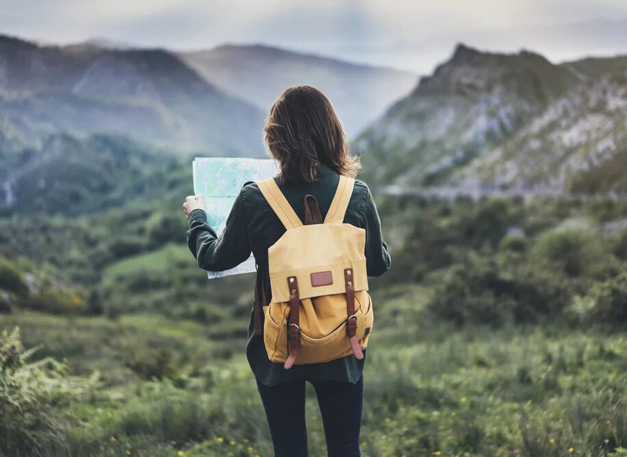 People started travelling. Девушка с рюкзаком. Человек с рюкзаком в горах. Девушка с рюкзаком спиной. Рюкзак для путешествий.