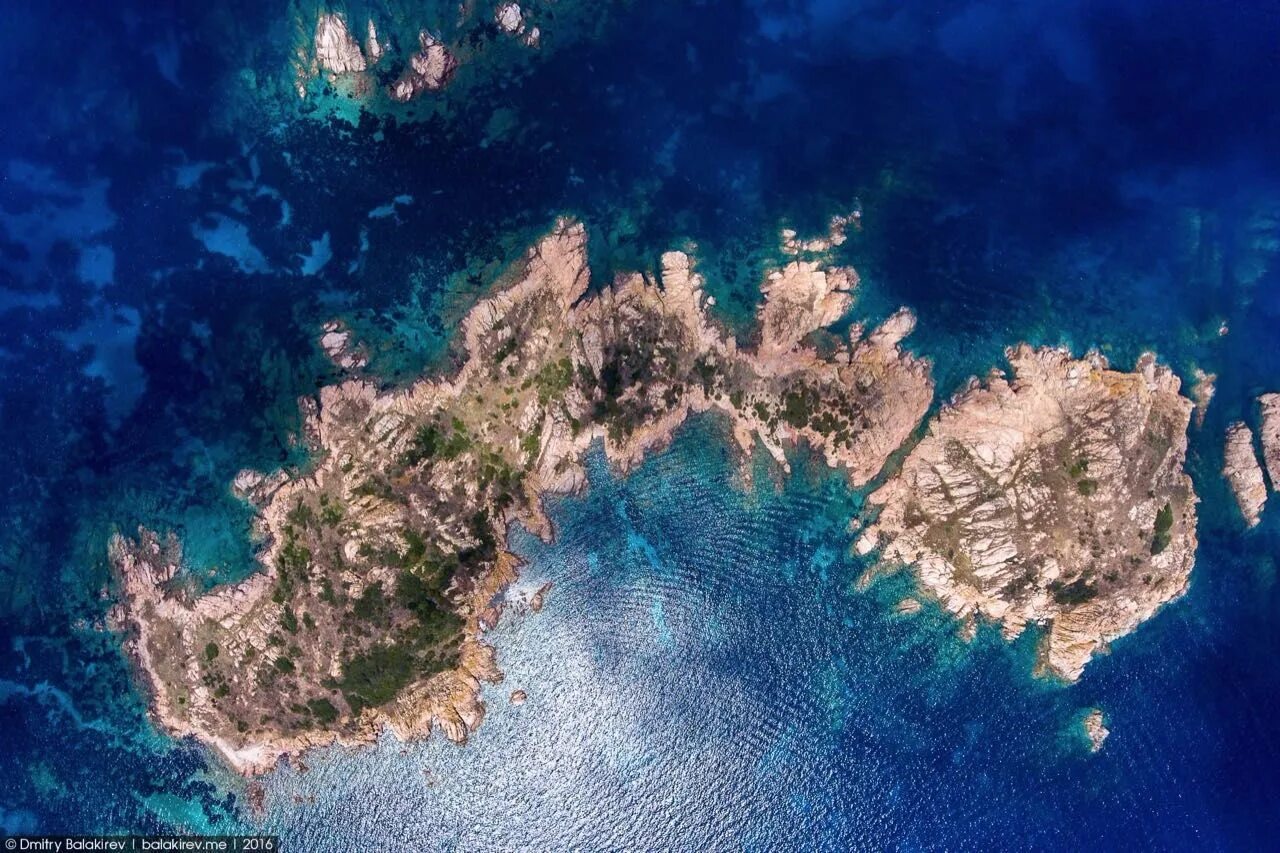 Известный остров омывается водами самого большого океана. Острова Корсика и Сардиния. Корсика вид сверху. Остров Корсика сверху. Остров Сардиния вид сверху.