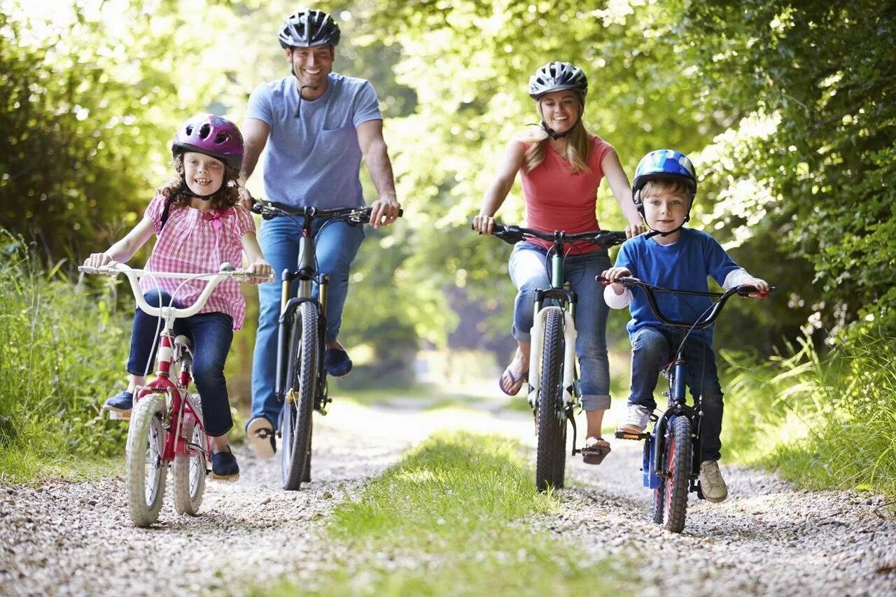 Ребенок без прогулки. Прогулка на велосипеде. Семья на велосипедах. Дети с велосипедом. Семья на прогулке.