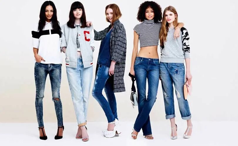 18 какая одежда. Группа девушек в джинсах. Четыре девушки в джинсовых костюмах. Фото группы девушек в джинсах. Ансамбль в разных джинсах.