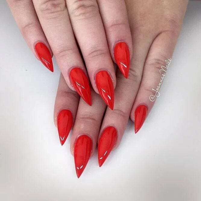 Ногти острые яркие. Красные длинные ногти. Красные ногти стилеты. Красный маникюр надлинные огти. Треугольные ногти.