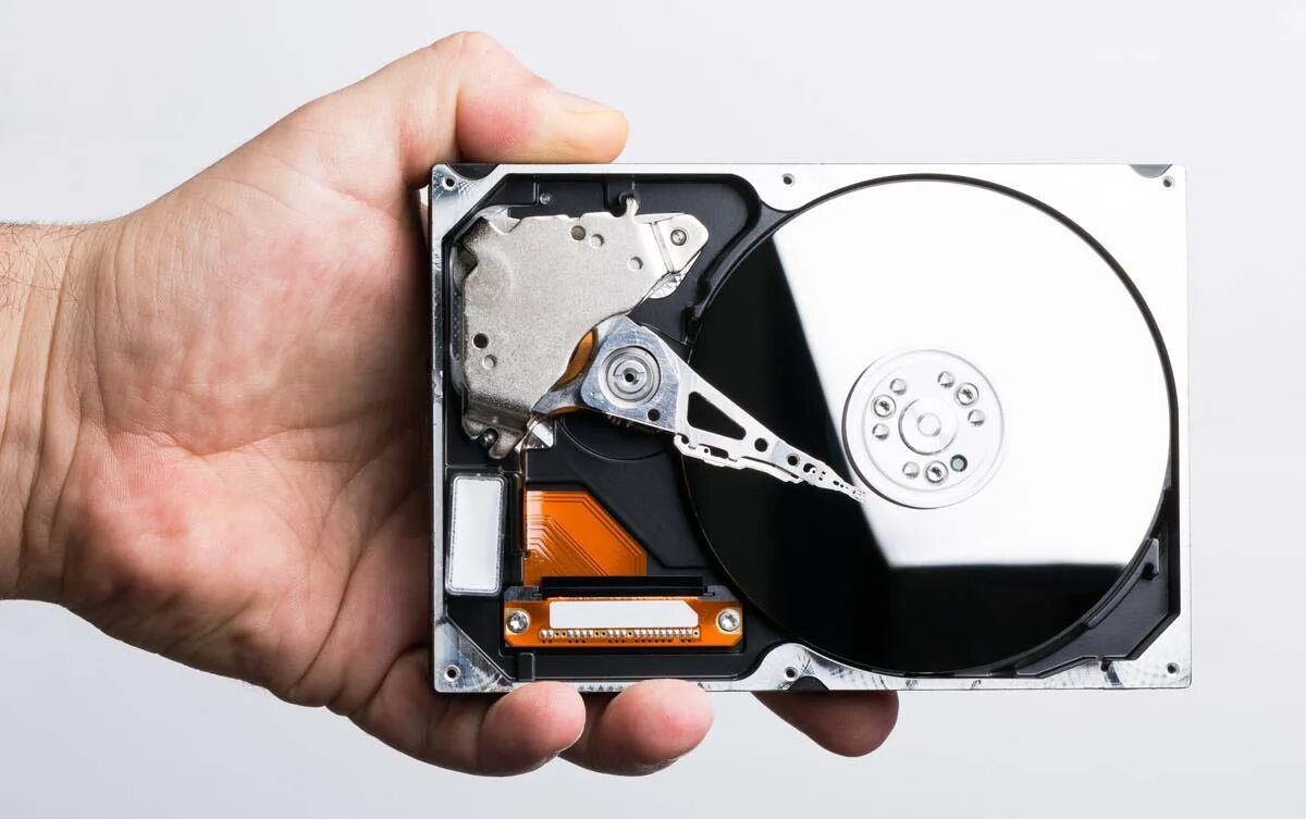 Ram hdd диск. Сломанный жесткий диск. файлы жесткий диск. замена hdd. жесткий диск hdd в руке.
