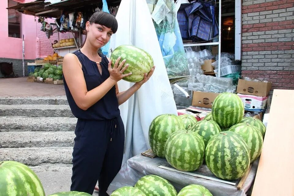 Арбуз сейчас можно. Краснодарские арбузы. Арбуз Астрахань. Человек Арбуз. Большие арбузы женские.