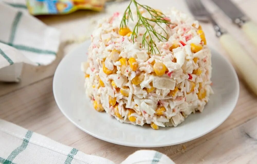 Салат с крабовыми палочками и кукурузой и яйцом. Салат с крабовыми палочками и кукурузой и огурцом. Салат из крабовых палочек с огурцом и яйцом. Салат с тунцом и крабовыми палочками. Крабовые палочки яйцо кукуруза огурец майонез.