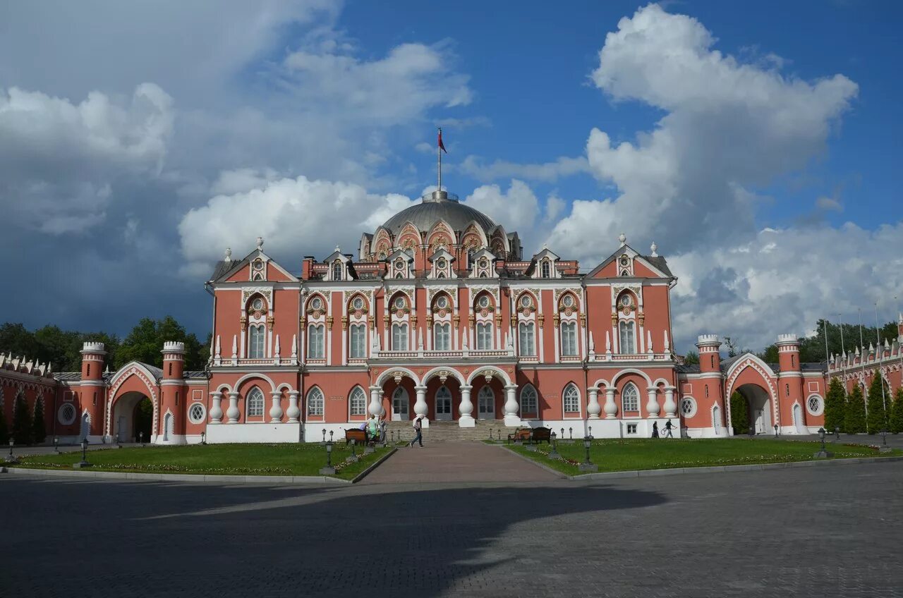 Петровский путевой дворец сайт. Петровский дворец в Москве. Петровский путевой дворец дворцы Москвы. Московский Версаль Петровский путевой дворец. Петровский дворец Ленинградский проспект.