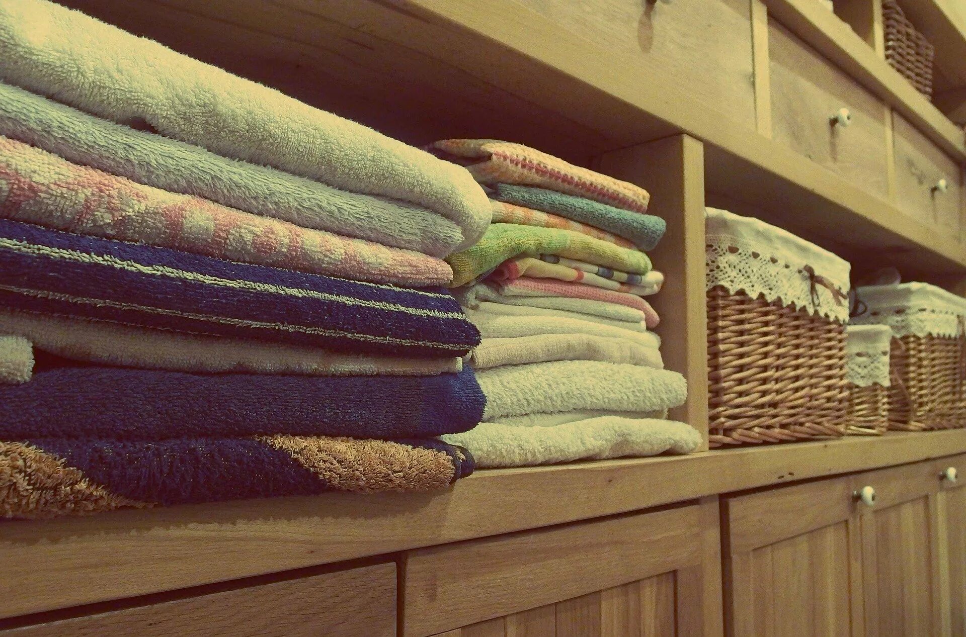 Какие бывают полотенца. Шкаф для полотенец. Хранение полотенец в шкафу. Порядок в шкафу с полотенцами. Шкаф для постельного белья и полотенец.