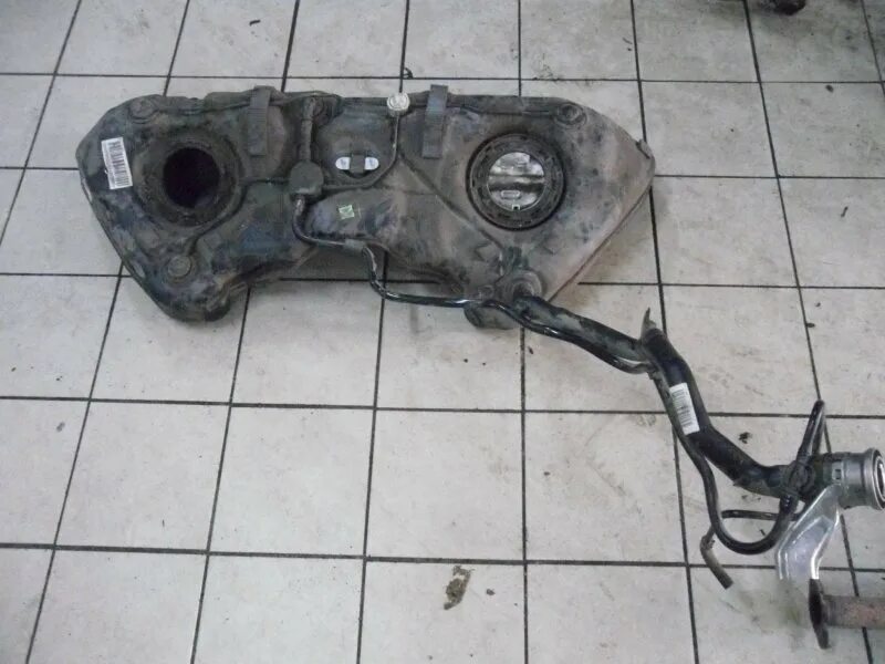Топливный бак mercedes benz. W 204 двигатель 646 топливный бак. Топливный бак mercedes benz. Топливный бак mercedes benz. Топливный бак mercedes benz.