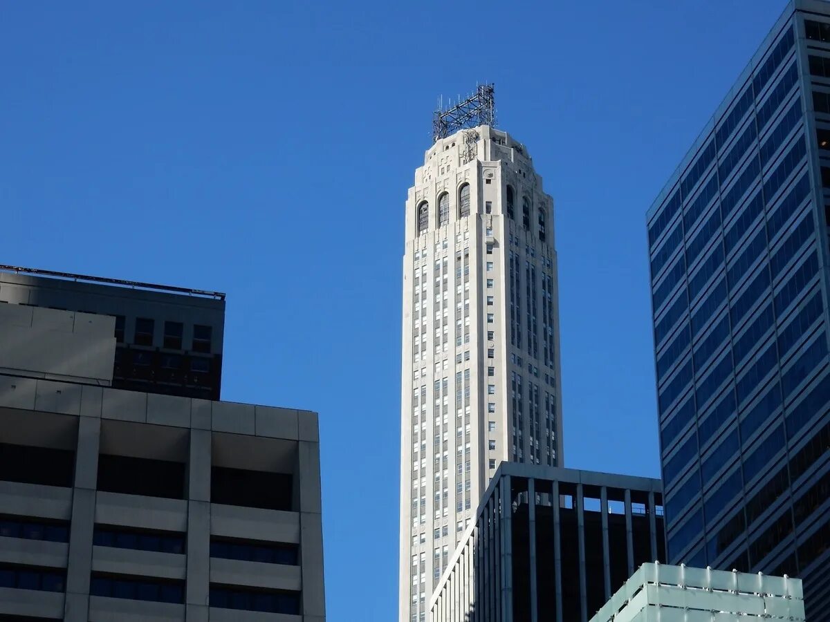 Плоский небоскреб. Water tower place. Астана тауэр. Башня в торонто. Dubai бурдж халифа.