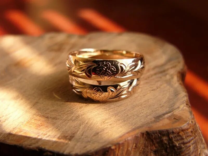 Обручальные кольца моргенштерна и дилары. Обручальные кольца работа. Необычные свадебные кольца. Обручальное кольцо. Свадебный.