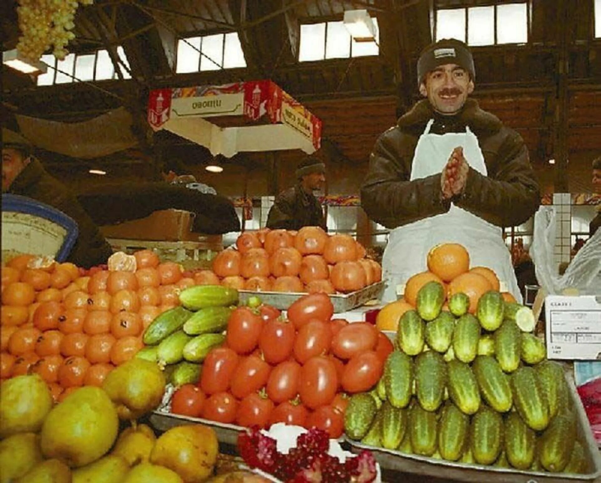 Продавец овощей на рынке. Овощной рынок. Азербайджанцы на рынке овощи фрукты. Торговец на рынке.
