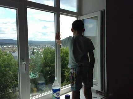 Пацаны под окном