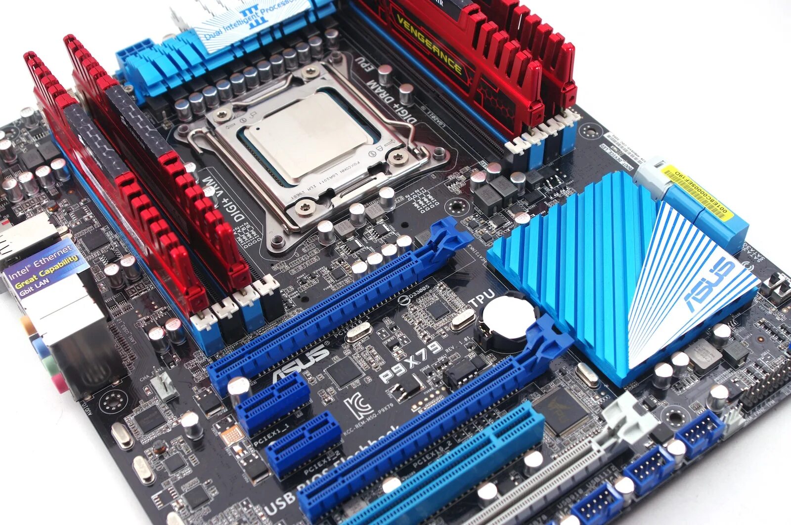 Intel i7 x. Intel core i7-4820k. процессор intel core i7 4820. i7-4820k фото. материнские платы под i7 4790.