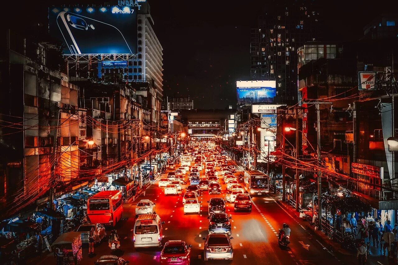 Движение в городе. Ночной город. Машины в городе. Ночная улица с машинами. Машина на улице.