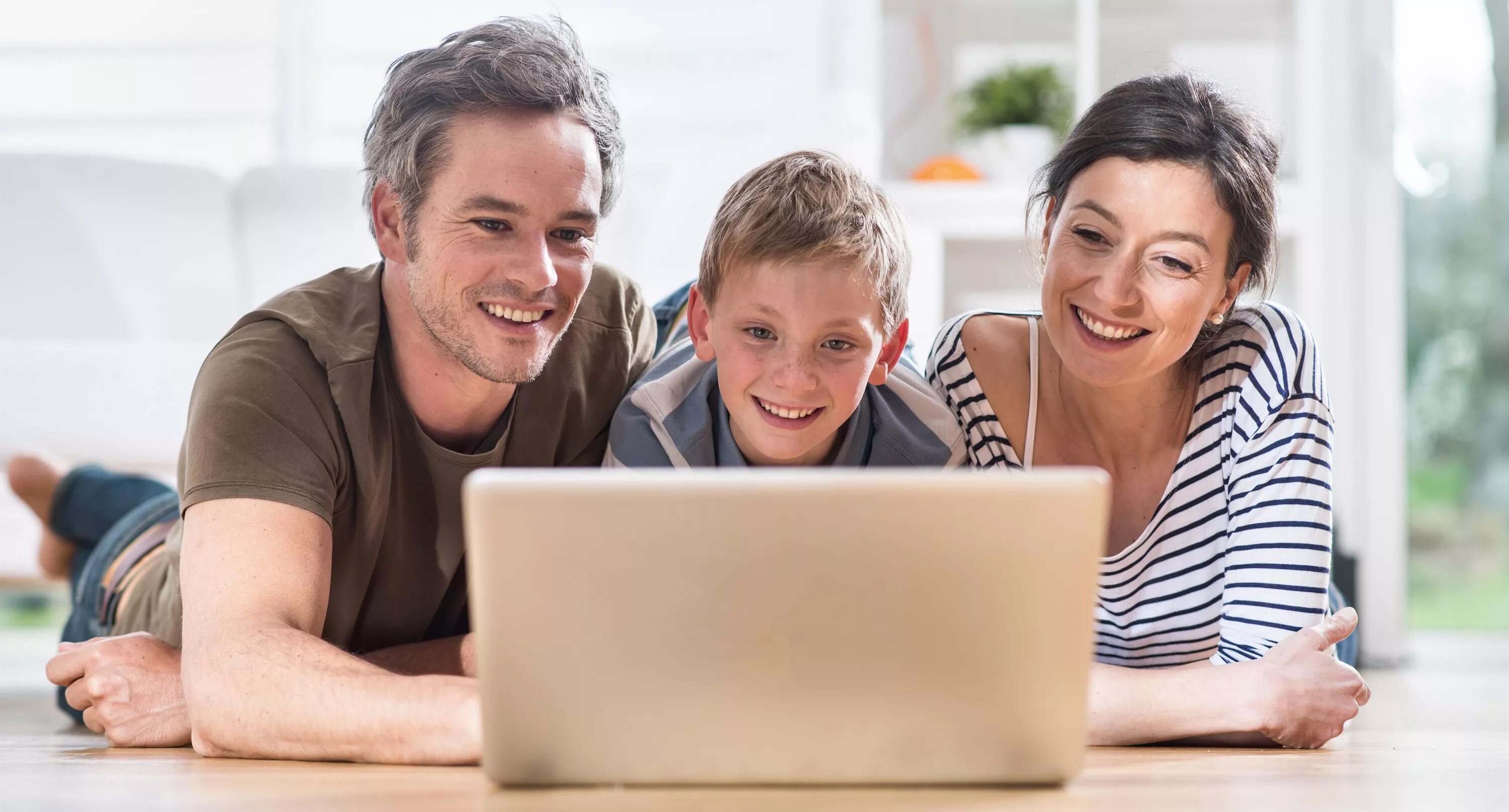 Семья у компьютера. Семья с ноутбуком. Семья интернет. Счастливый человек с компьютером.
