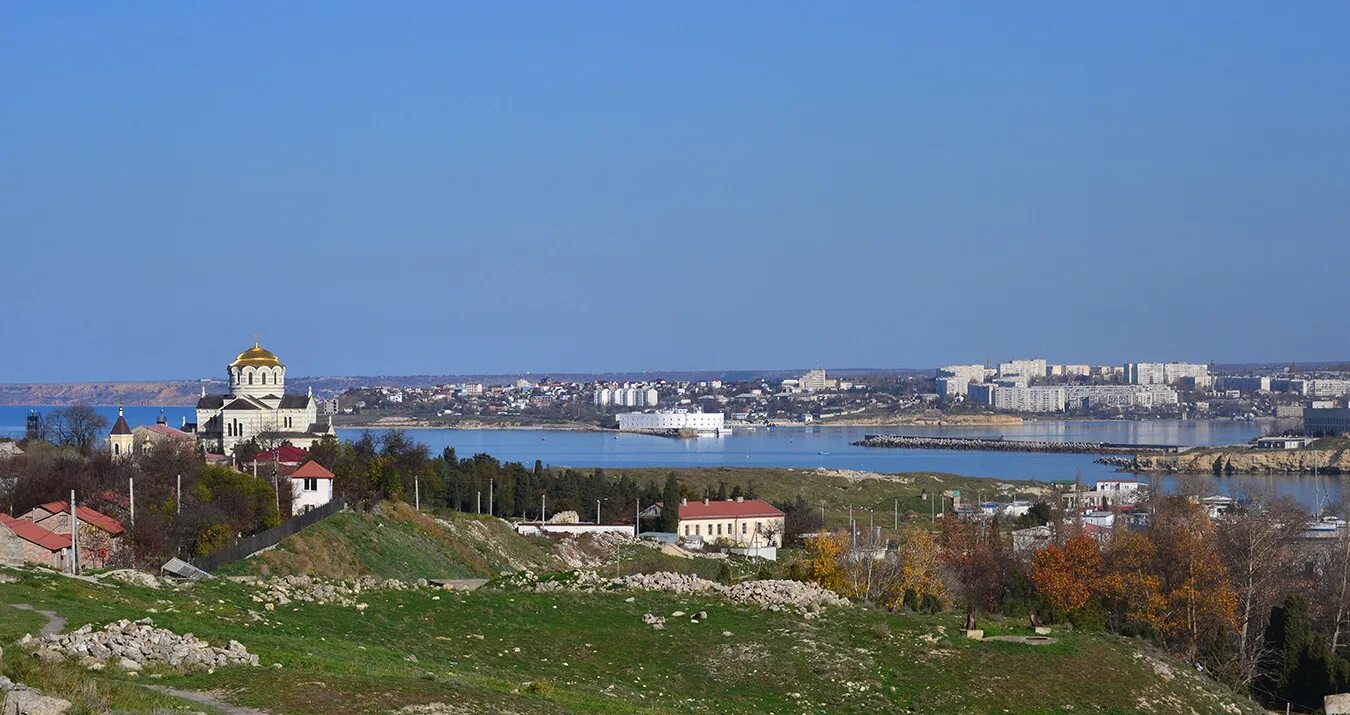 Красноярск севастополь время сейчас. Карантинная бухта в Севастополе. Парк в карантинной бухте Севастополь. Карантинная балка Севастополь. Карантинная Севастополь памятник.