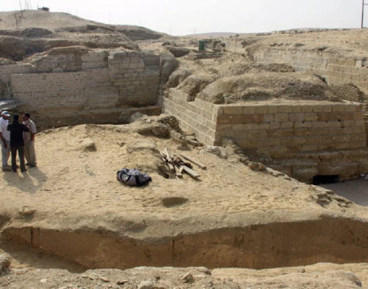 Найден каир. Египет раскопки гробниц. Археолог. Археологические раскопки города. Раскопки воинов в Египте.