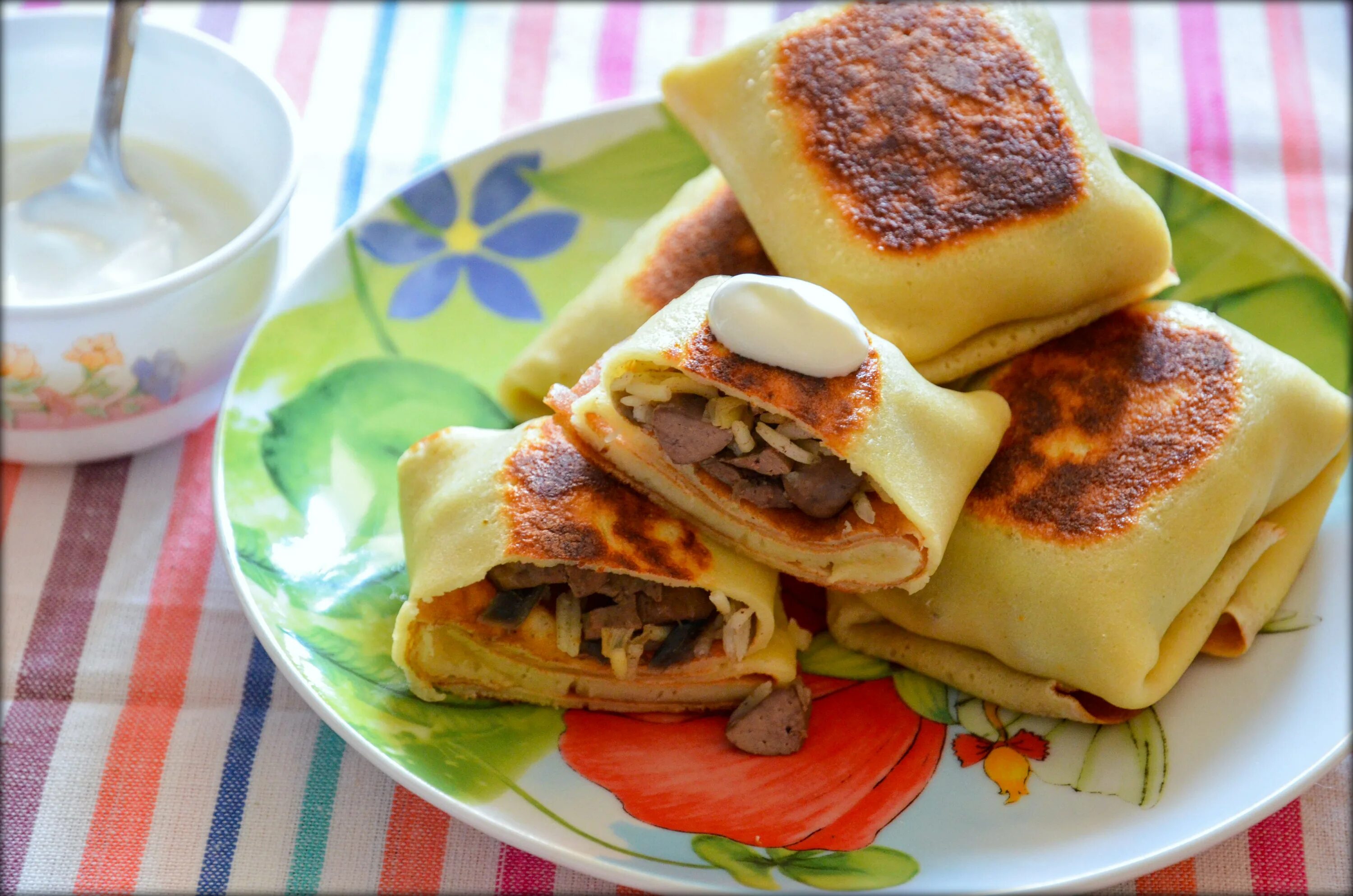 Блинчики с куриным фаршем. Блинчики с печенкой куриной. блины фаршированные печенью. блинчики с печенью куриной. блины фаршированные печенью куриной.