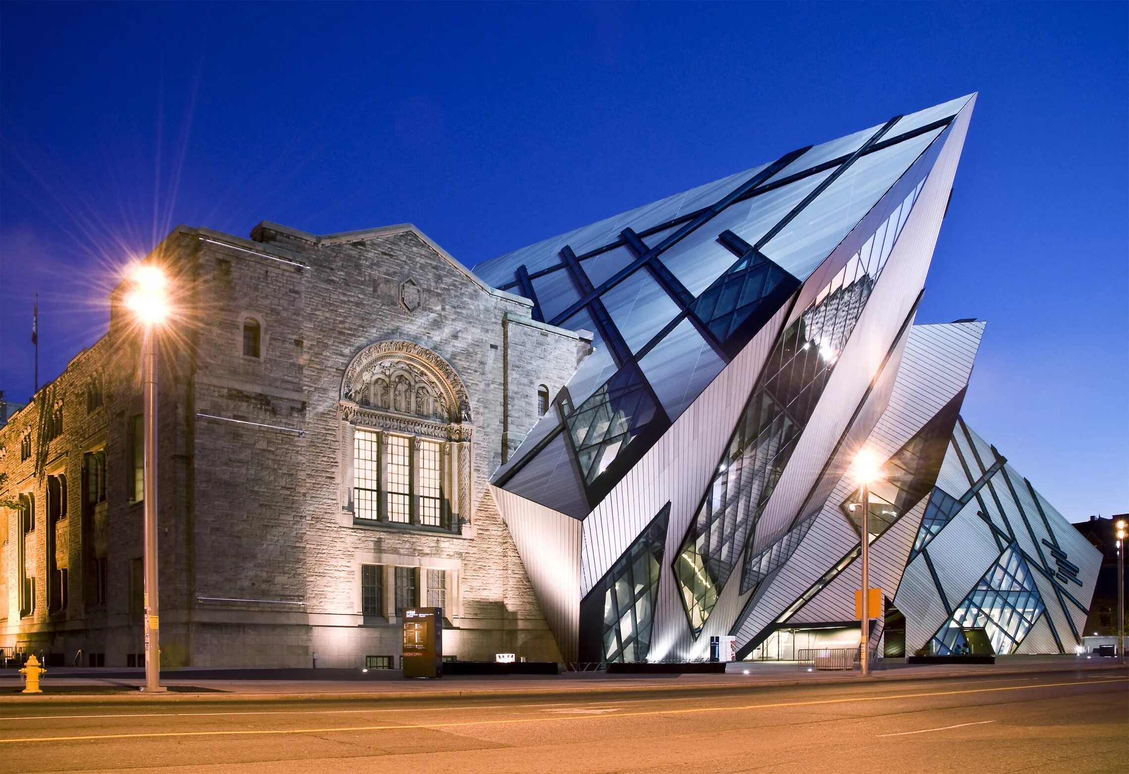 Сооружения нового времени. Даниэль Либескинд музей в Онтарио. Королевский музей Онтарио Либескинд. Даниэль Либескинд архитектура. Королевский музей Онтарио Торонто Канада.