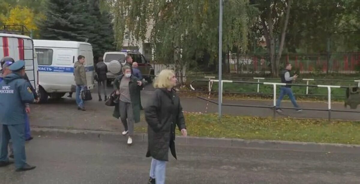 Ижевск стрельба в школе люди. Стрельба в школе в сентябре. Ижевск школа 88 стрельба. Стрельба 88. Стрелок в ижевске в школе 2022.