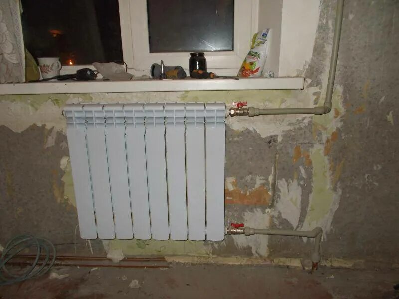 Замена радиаторов отопления. Замена батарей отопления в квартире через жэк бесплатно. Трубы для отопления. Радиатор отопления в квартире. Меняем батареи отопления в квартире.