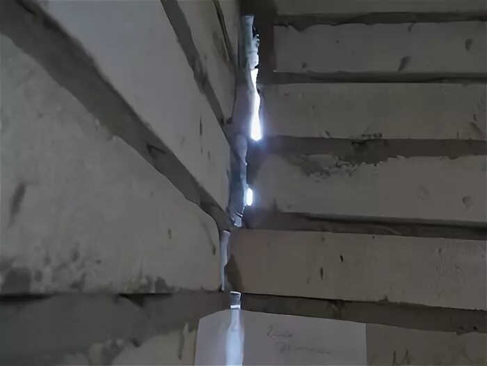 Трещина на доме. Усадочные трещины армопояса. Трещины в кирпичной кладке. Трещины в газобетонных стенах. Трещины на стенах и фундаменте.