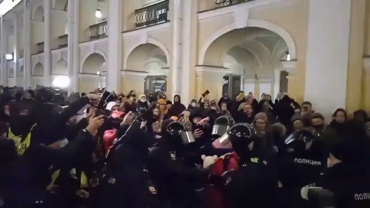 Митинг в питере 27. Задержания на митингах в спб 24 февраля 2025. задержания пикета перед оперным в новосибирске.