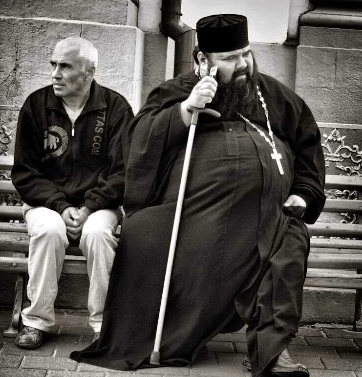 Поп в рясе